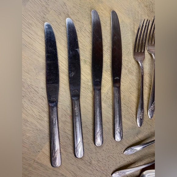 Oneida Tudor Plate Queen Bess II Silverplate Flatware Set - 15 Pcs Vintage 1946 - Picture 2 of 13